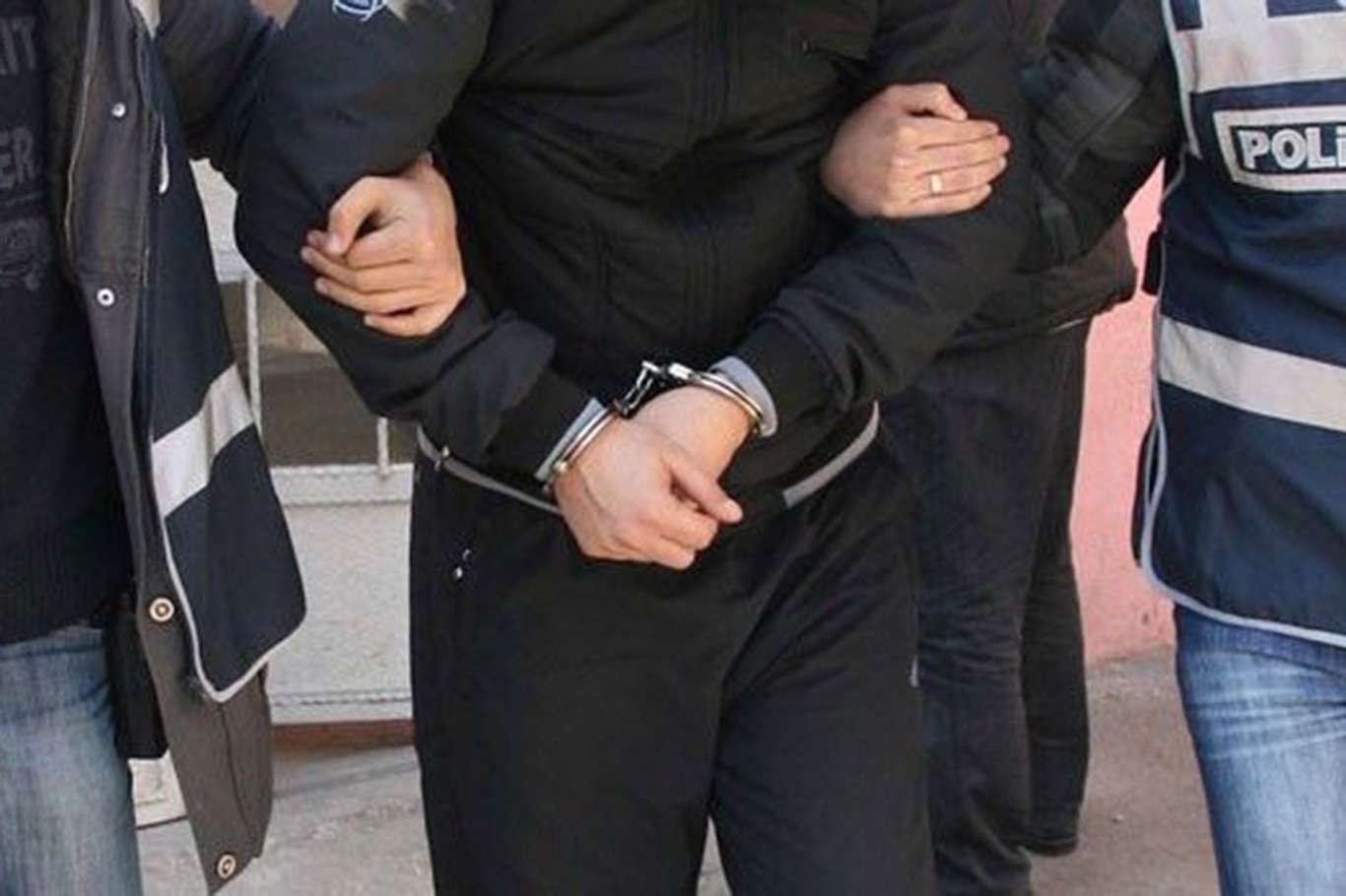 Müşterilerinin altınlarını alarak kaçan firari kuyumcu tutuklandı Müşterilerinin altınlarını alarak kaçan firari kuyumcu tutuklandı